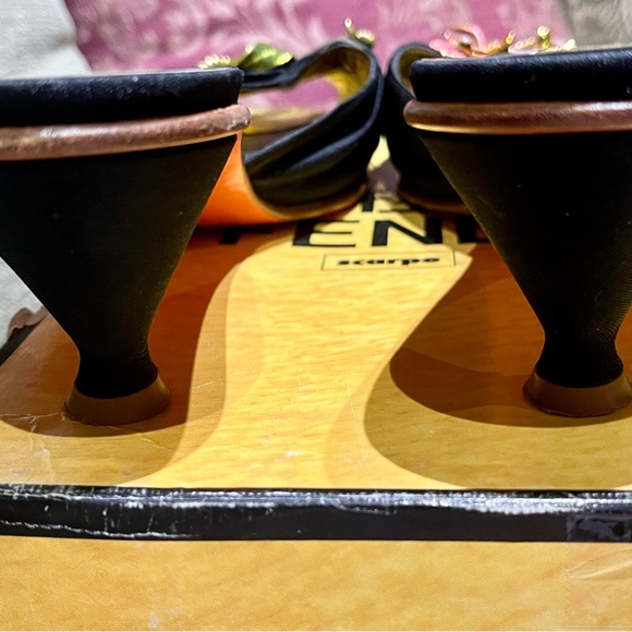 RARE Fendi Black Satin slide shoes with enamel and crystal flowers. Size 10 - Picture 9 of 9